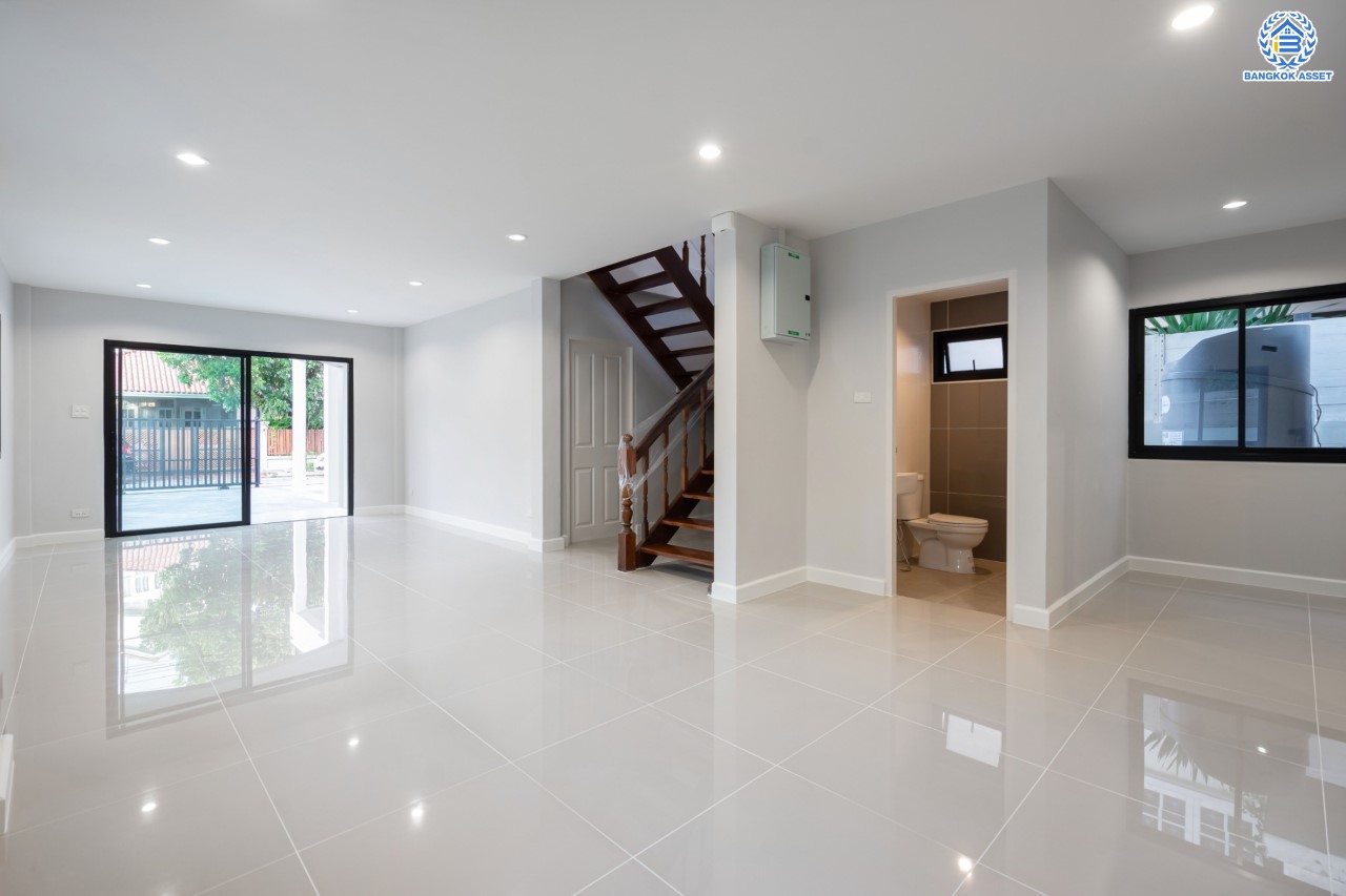 บ้านมือสองตกแต่งใหม่ ม.มณียา รัตนาธิเบศร์-ท่าอิฐ แบรนด์ Property Perfect หลังใหญ่ เนื้อที่ 61.6 ตร.ว. ฟังก์ชันครบ! 4 ห้องนอน 2 ห้องน้ำ 2 ที่จอดรถ บนทำเลที่ดีที่สุด! เชื่อมต่อถ.รัตนาธิเบศร์ และถ.ราชพฤกษ์ ใจกลาง 2 เซ็นทรัลฯ ใกล้ MRT "สถานีบางรักน้อยท่าอิฐ"